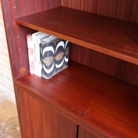 Vintage boekenkast dicht en open