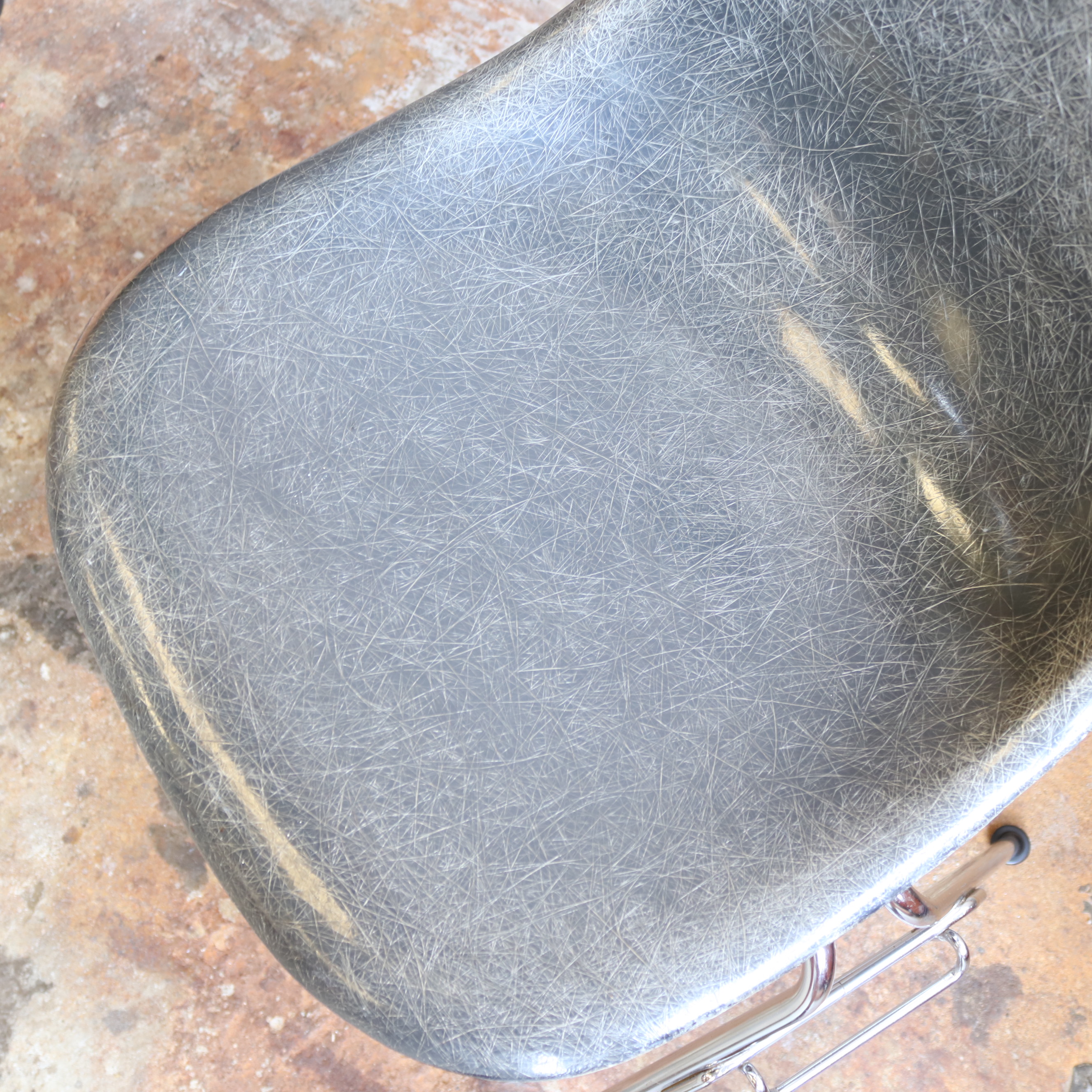 Vintage Eames fiberglas stoel grijs