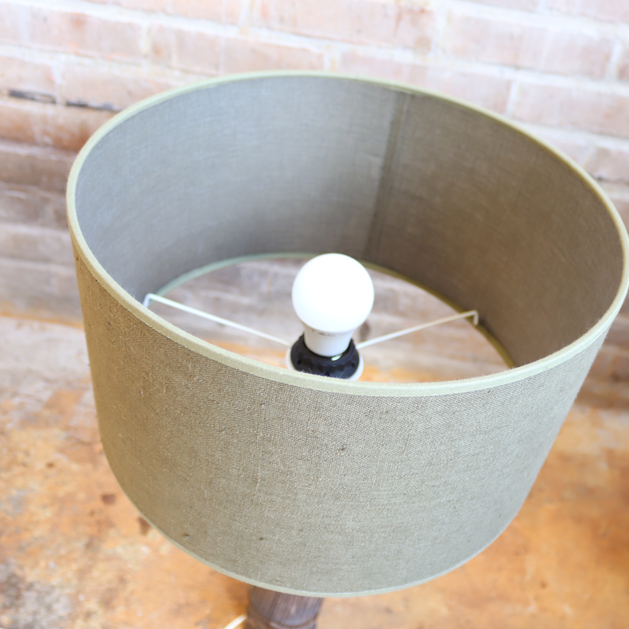 Vintage houten lamp voet met donker groene lampenkap