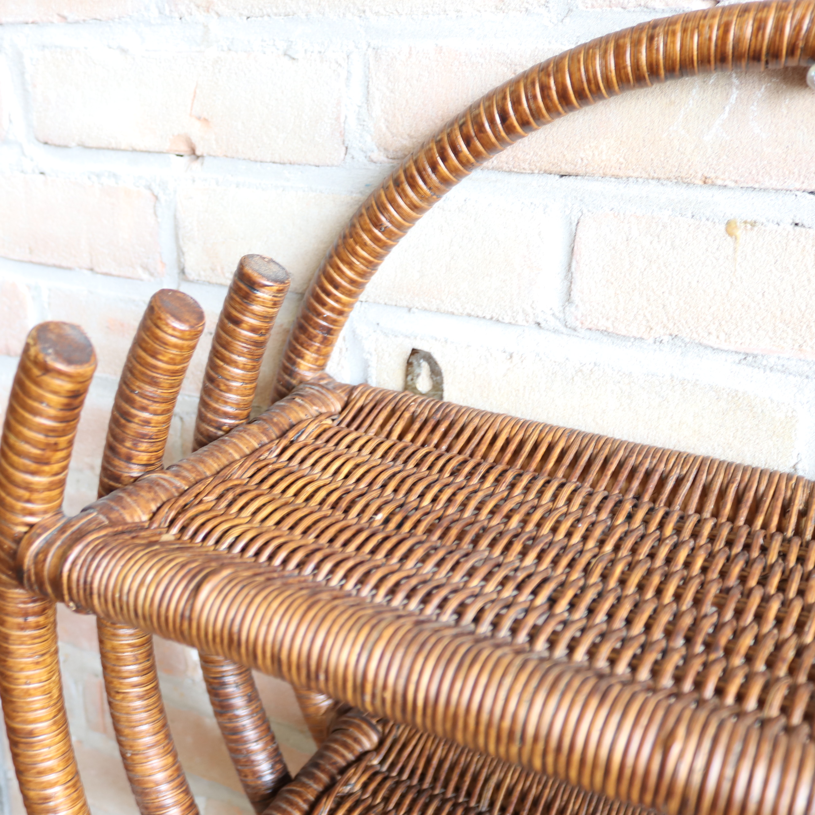 Vintage rotan wandkastje rond donker