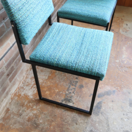 Vintage stoelen zwart metaal frame blauw stof