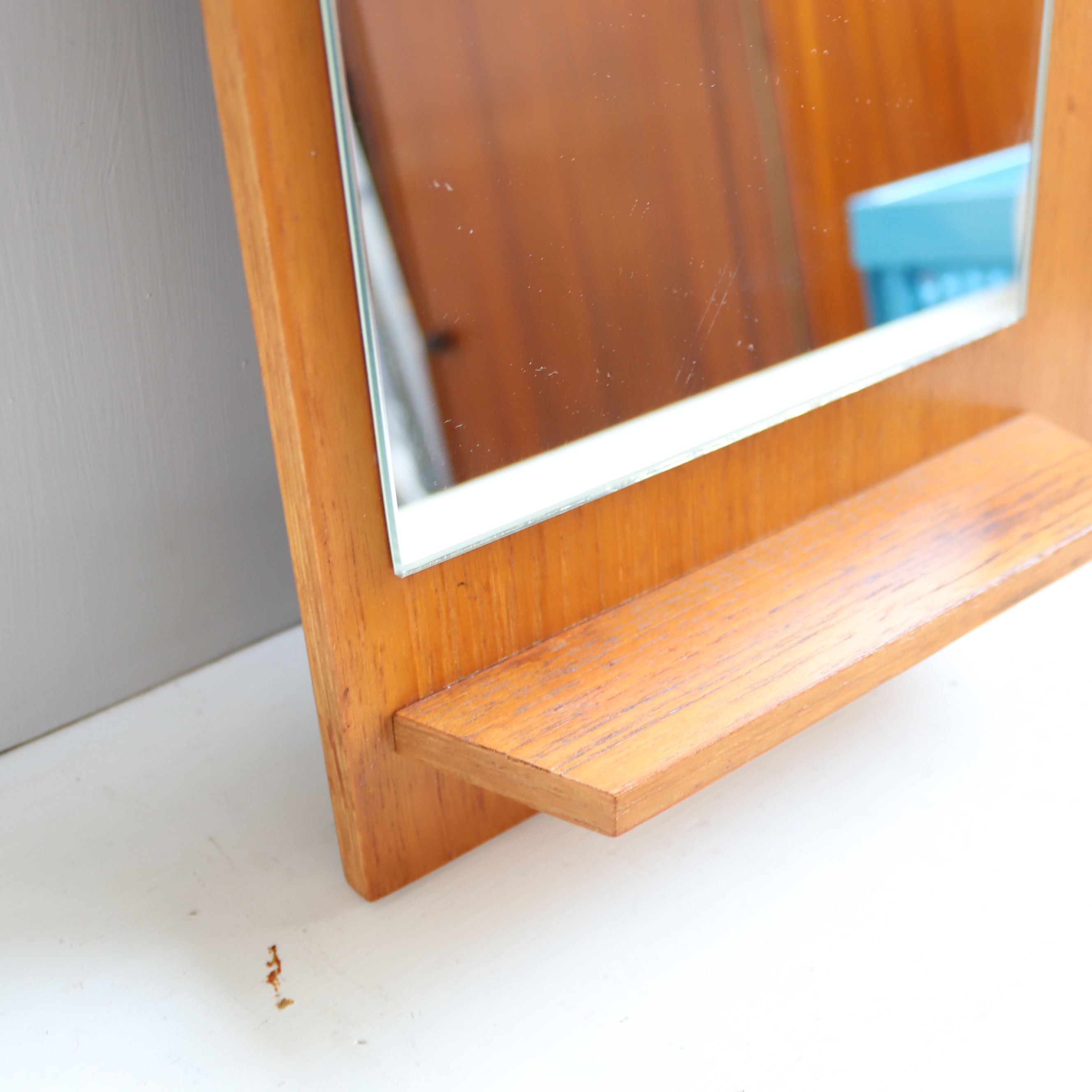 vintage spiegel op hout hal sleutels