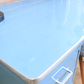 Vintage industrieel bureau blauw