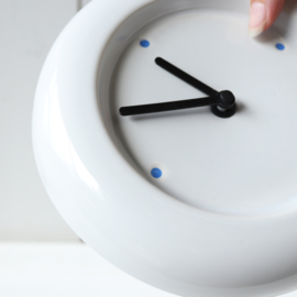 vintage wandklok wit keramiek
