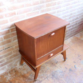 Vintage platenspeler kastje teak messing wieltjes