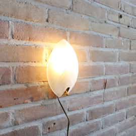 Vintage wandlamp melkglas messing blad vorm