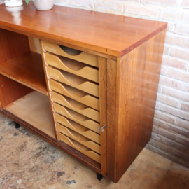 Vintage dressoir  roldeur met kleine vakjes