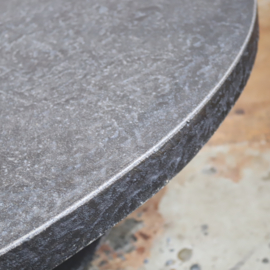Vintage salontafel brutalist rond zwart beton
