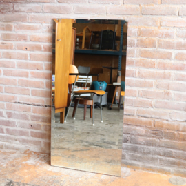 Grote oude verweerde spiegel
