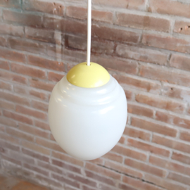 Vintage melkglas lamp licht geel