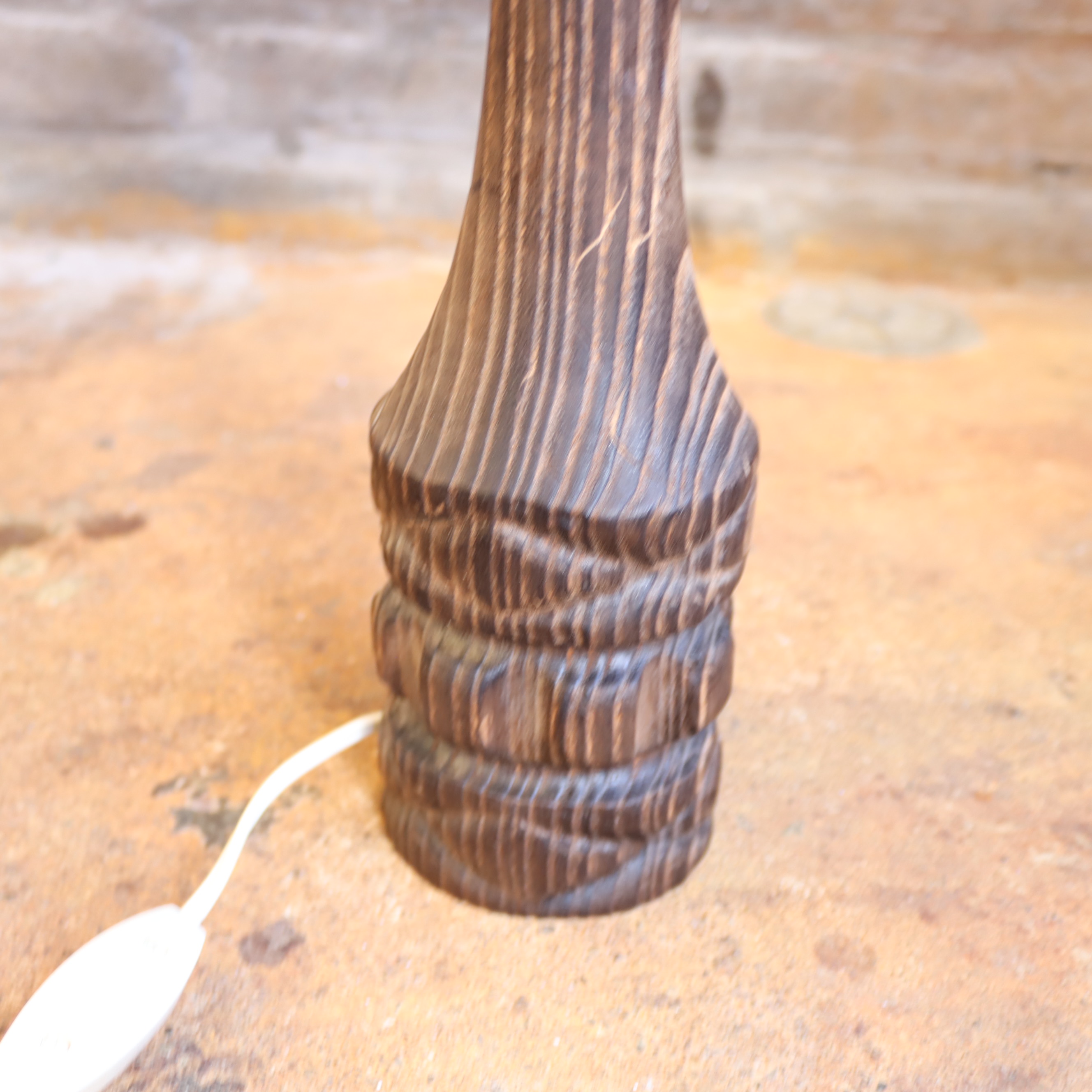 Vintage houten lamp voet met donker groene lampenkap