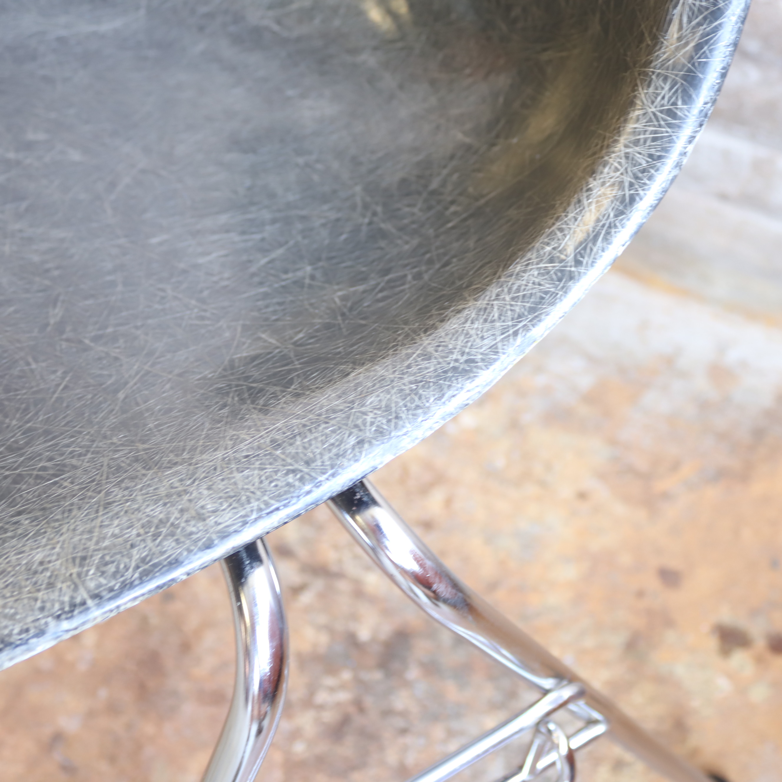 Vintage Eames fiberglas stoel grijs