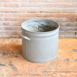 Vintage oude zinken pot teil buiten