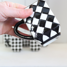 Vintage koffie kopje zwart wit geblokt kubus vierkant