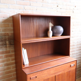Vintage boekenkast dicht en open