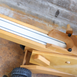 Vintage houten speelgoed hijskraan bagger loopband