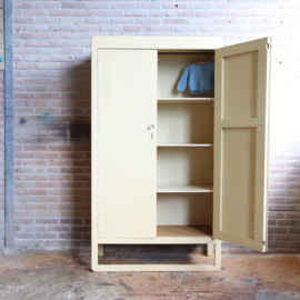 Vintage kledingkast licht geel babykamer