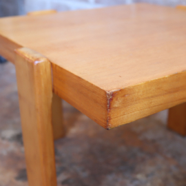 Set van twee vintage bijzettafels licht hout