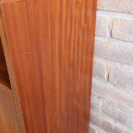 Vintage kast hoog smal ondiep glazen deurtjes