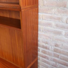Vintage kast hoog smal ondiep glazen deurtjes