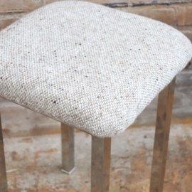 Vintage chroom kruk met wol bekleding wit beige