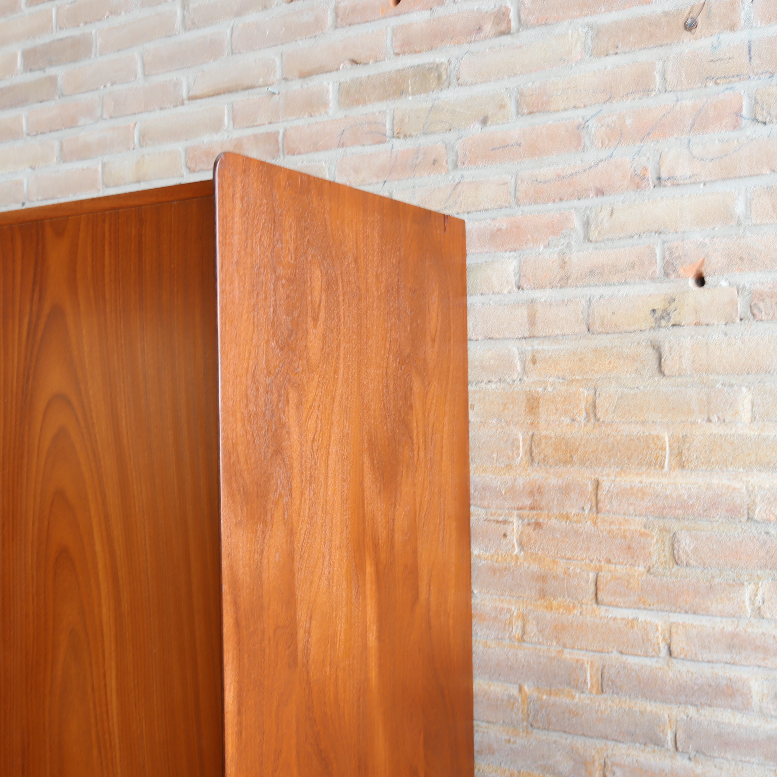 Vintage kledingkast jaren 70 leg planken smal teak design
