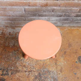 Vintage bijzet tafeltje krukje zalm roze