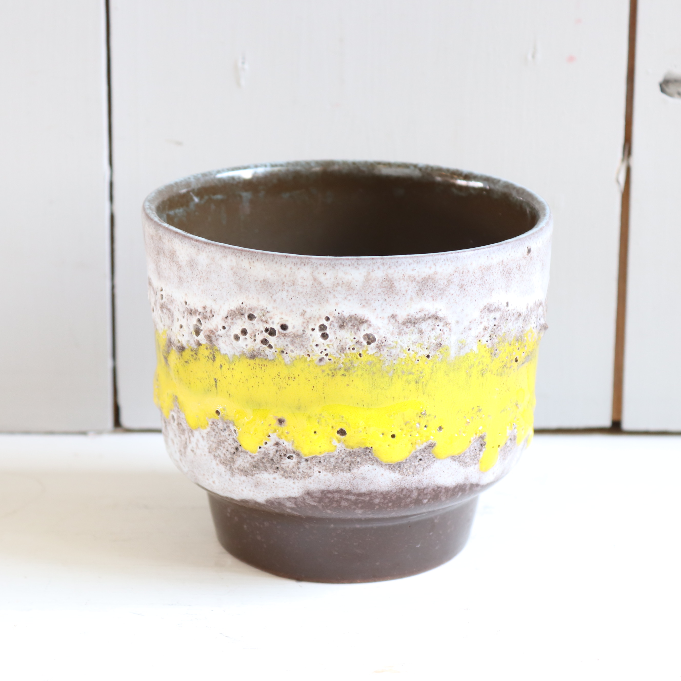 Vintage bloempot grof lava geel Strehla