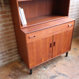 Vintage boekenkast dicht en open