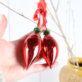 Vintage kerstbal pegels aan lint rood