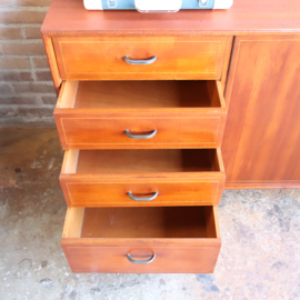 Vintage groot dressoir zwarte pootjes