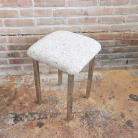 Vintage chroom kruk met wol bekleding wit beige