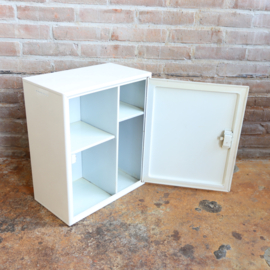 Vintage medicijn kastje metaal