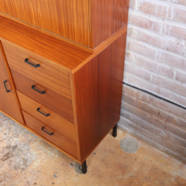 Vintage kast hoog smal ondiep glazen deurtjes