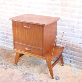 Vintage platenspeler kastje teak messing wieltjes