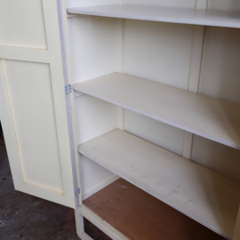 Vintage kledingkast licht geel babykamer
