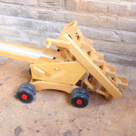 Vintage houten speelgoed hijskraan bagger loopband