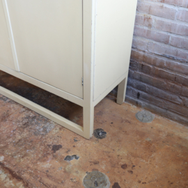 Vintage kledingkast licht geel babykamer
