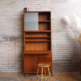Vintage kast hoog smal ondiep glazen deurtjes