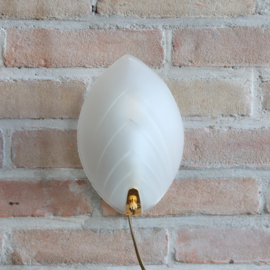 Vintage wandlamp melkglas messing blad vorm