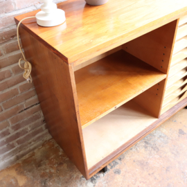 Vintage dressoir  roldeur met kleine vakjes