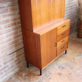 Vintage kast hoog smal ondiep glazen deurtjes