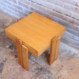 Set van twee vintage bijzettafels licht hout