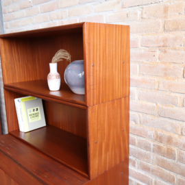 Vintage boekenkast dicht en open