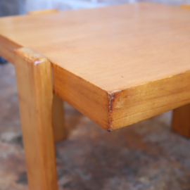 Set van twee vintage bijzettafels licht hout