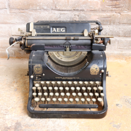 Vintage typemachine aeg zwart
