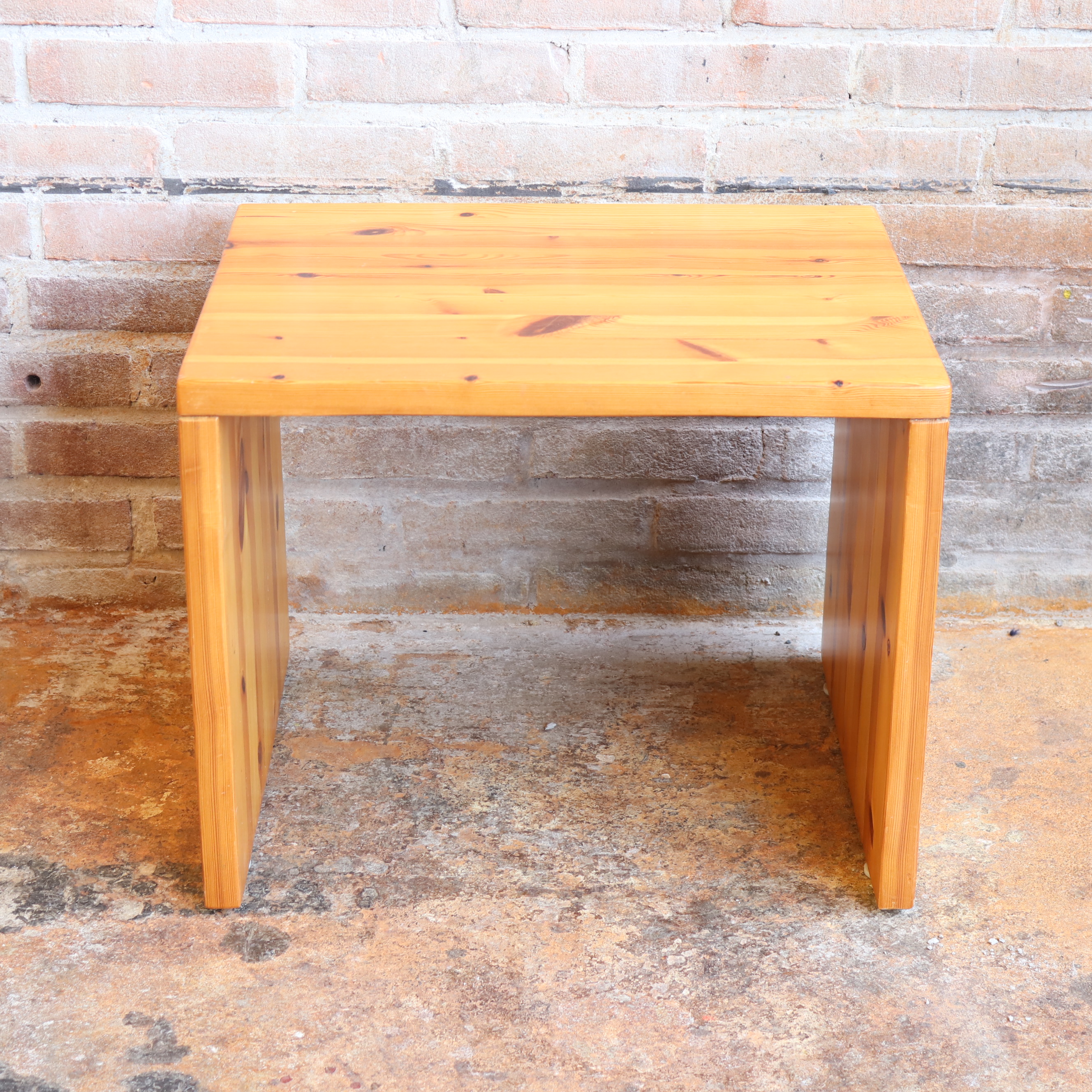 Vintage bijzettafel pinewood jaren 70