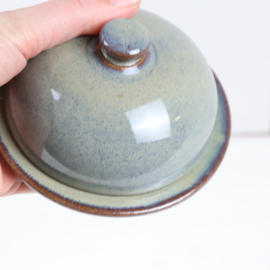 Vintage aardewerk botervloot rond