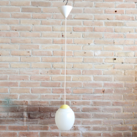 Vintage melkglas lamp licht geel