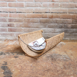 Vintage rotan lectuurmand met metalen handvaten